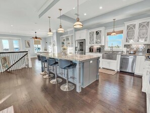 Fridge, microwave, oven, dishwasher - Free Pool Heat, Steps to the Beach, Private Pool (Sunnyside)