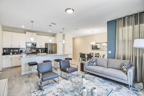 Smart TV - 4BD/3BA Modern Townhome with private pool (10' to WDW) (Kissimmee)