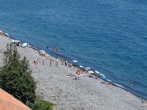 Una spiaggia nelle vicinanze, lettini da mare