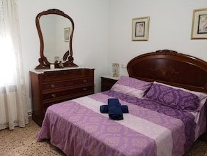 4 habitaciones, tabla de planchar con plancha, wifi y ropa de cama 