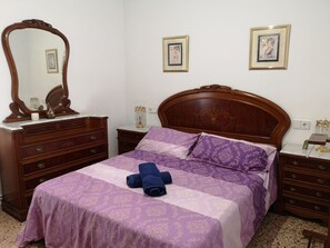 4 bedrooms, iron/ironing board, WiFi, bed sheets