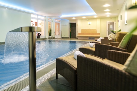 Una piscina techada, sillones reclinables de piscina. Villa Ulmenhof