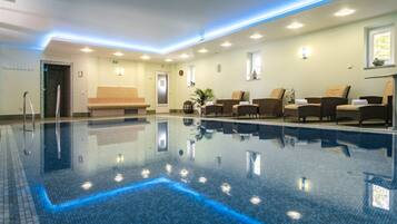 Piscine couverte, chaises longues