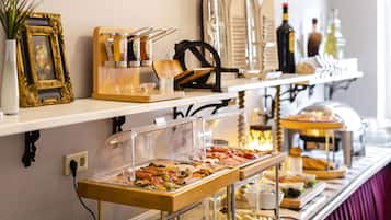 Tägliches Frühstücksbuffet (7 EUR pro Person)