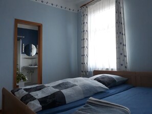 5 Schlafzimmer, Bügeleisen/Bügelbrett, WLAN
