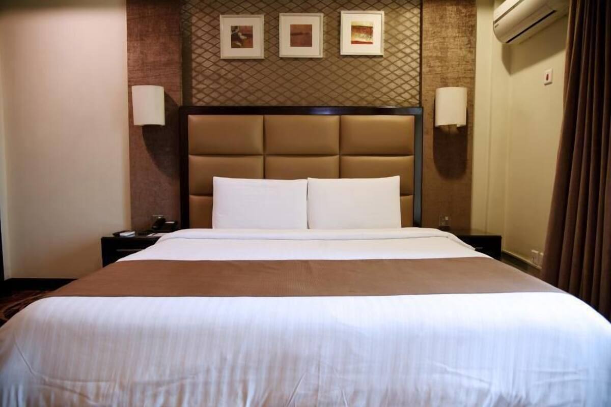 Deluxe King | Minibar, in-room safe, desk, laptop workspace