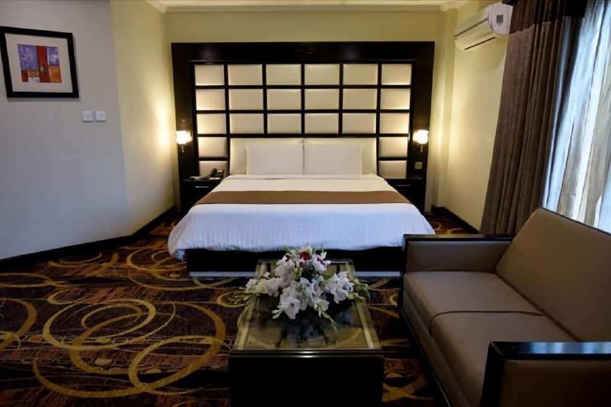 Suite | Minibar, in-room safe, desk, laptop workspace