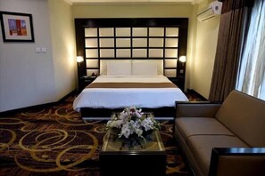 Minibar, in-room safe, desk, laptop workspace - Hotel One Sukkur (Sukkur)