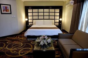 Minibar, caja de seguridad en la habitación y escritorio 