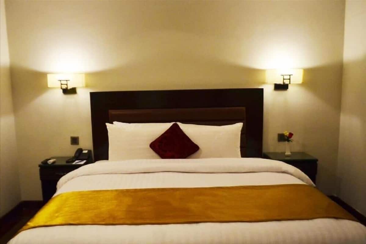 Executive | Minibar, in-room safe, desk, laptop workspace