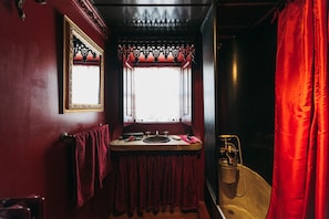 Combined shower/bathtub, hair dryer, towels, toilet paper - Casa da Folha (Colares)