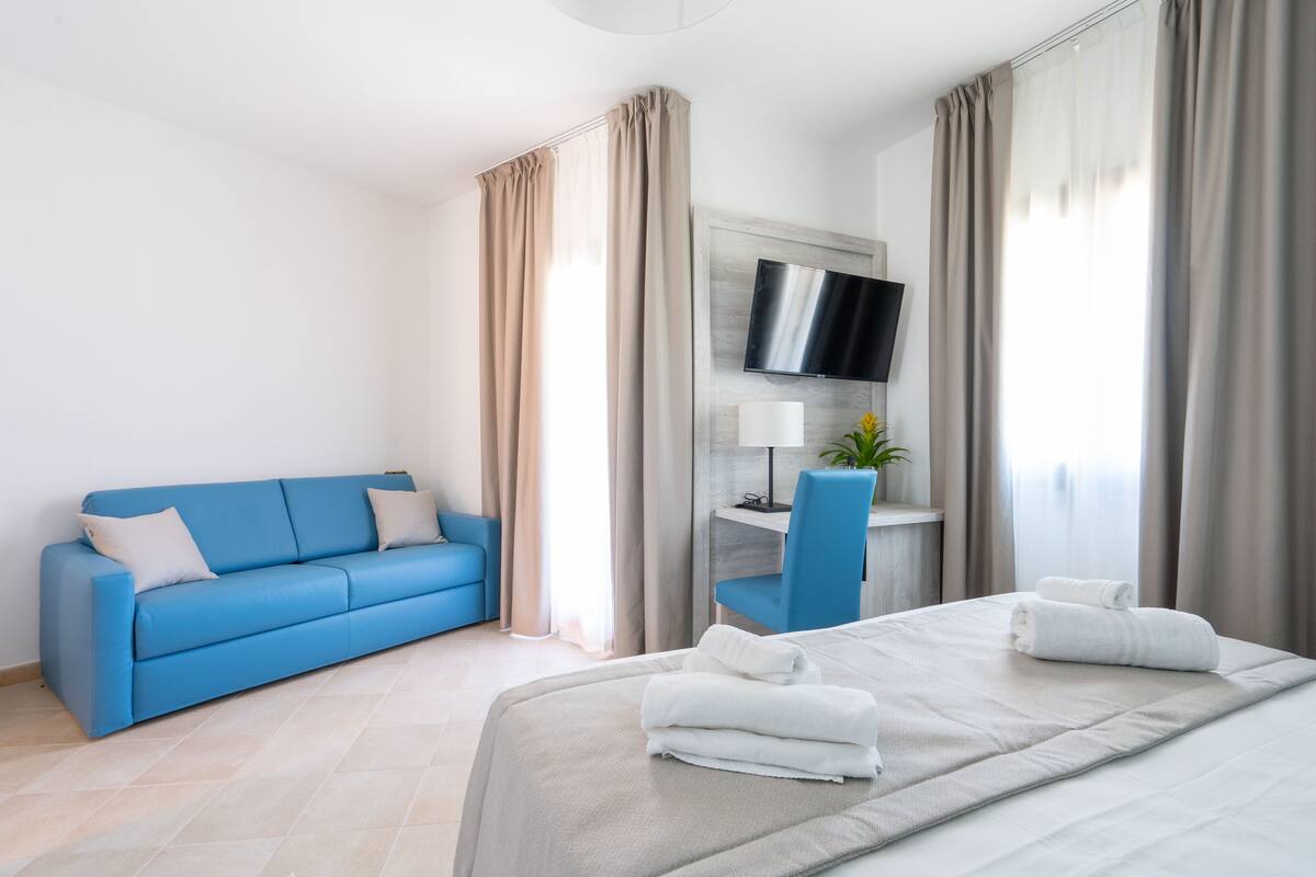 In-room safe, desk, soundproofing, free WiFi