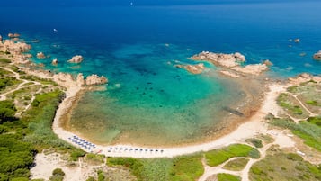 Pantai di sekitar dan pasir putih