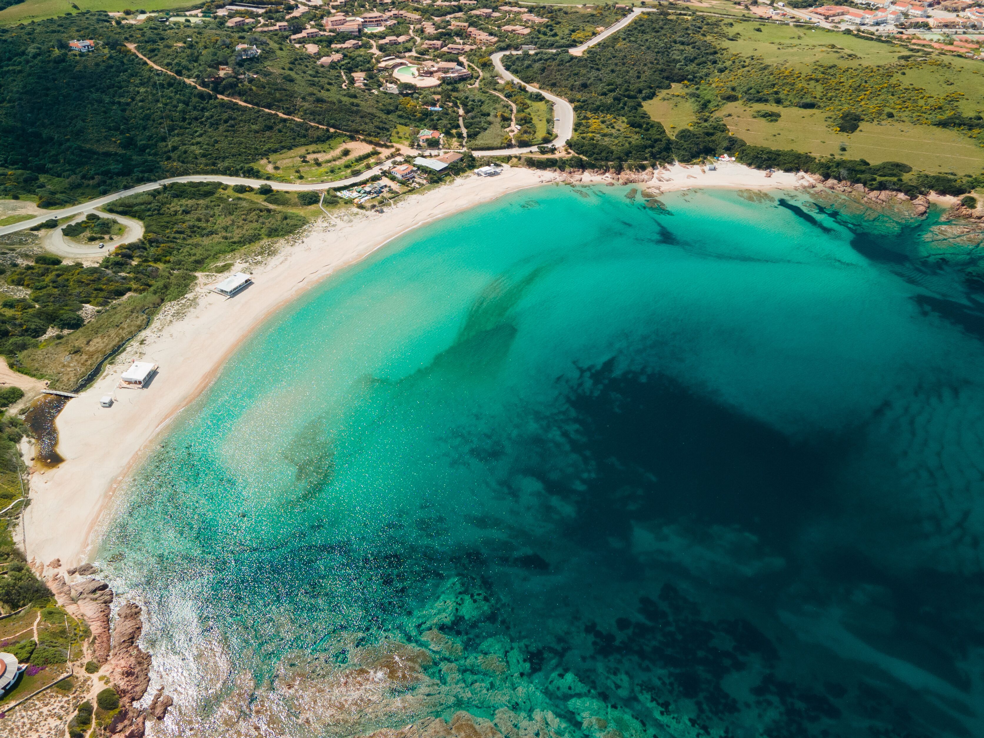 Una spiaggia nelle vicinanze, sabbia bianca