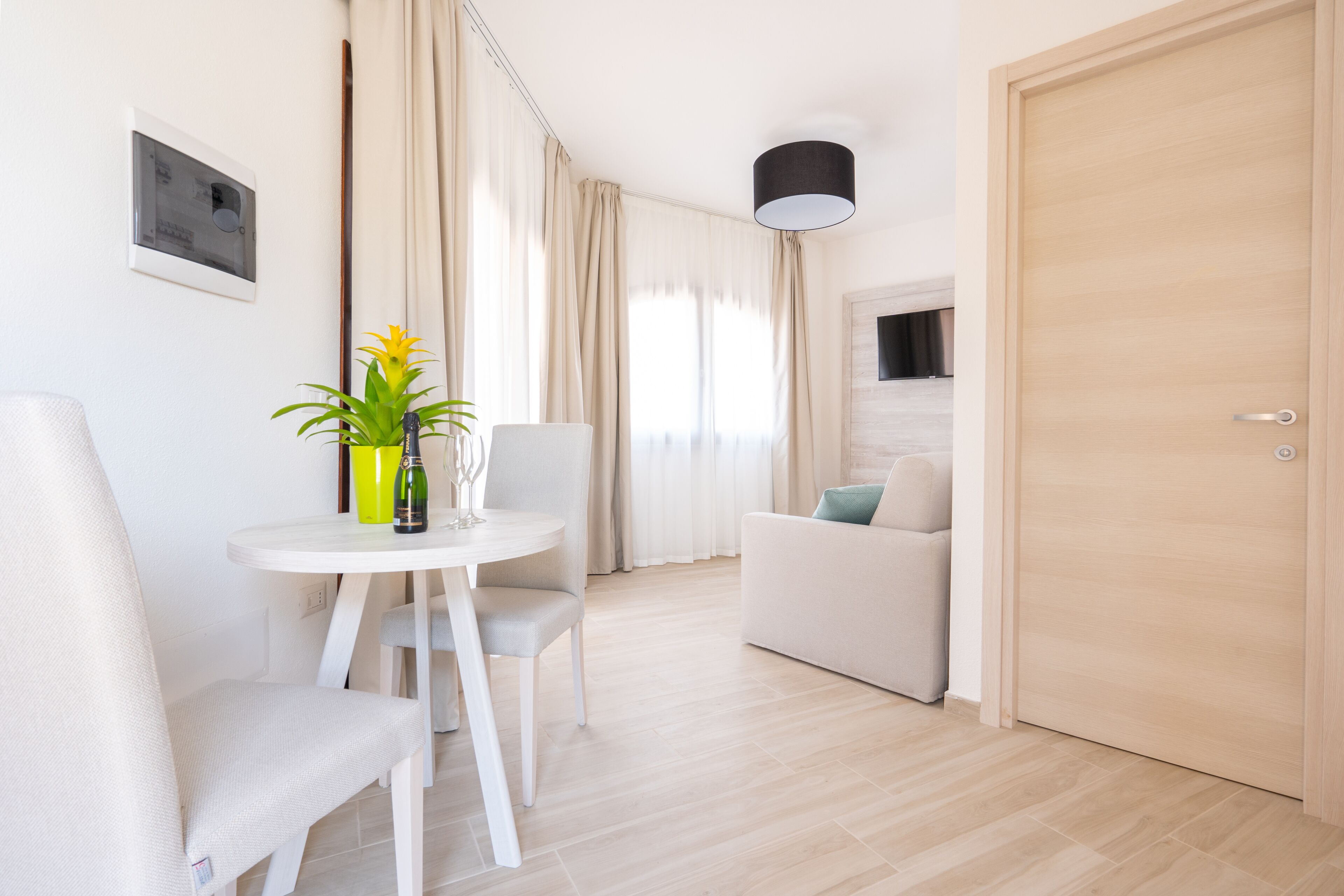 Classic Triple Room, Sea View | Living area