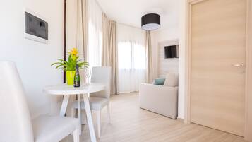 Classic Triple Room, Sea View | Living area