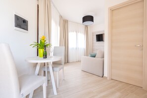 Classic-Dreibettzimmer, Meerblick | Wohnbereich