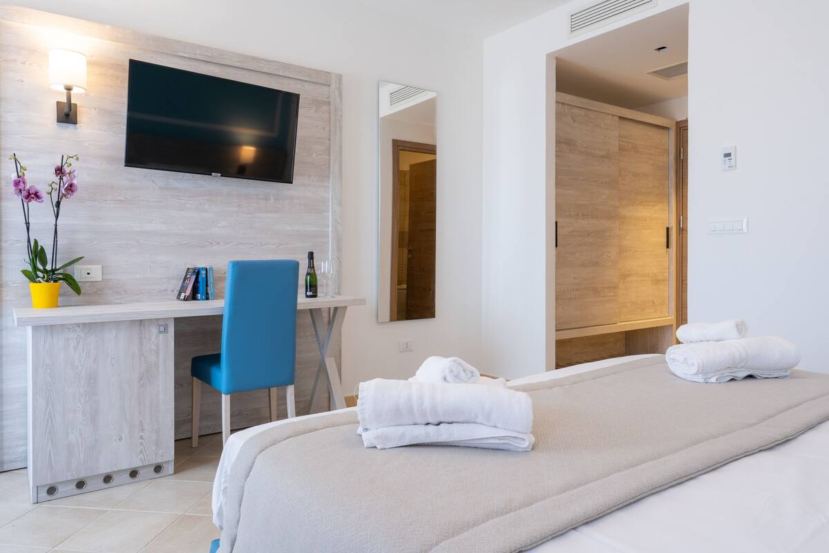 In-room safe, desk, soundproofing, free WiFi