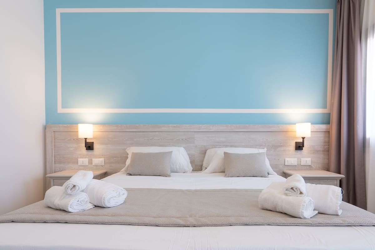 In-room safe, desk, soundproofing, free WiFi