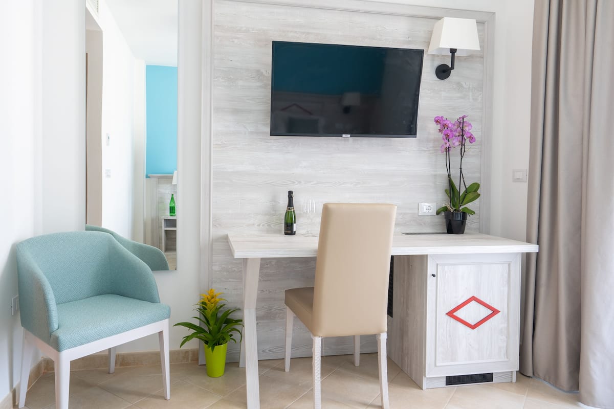 In-room safe, desk, soundproofing, free WiFi