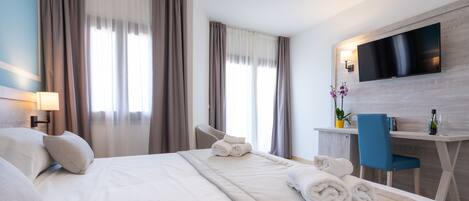 Classic Double or Twin Room | 1 bedroom, in-room safe, desk, soundproofing