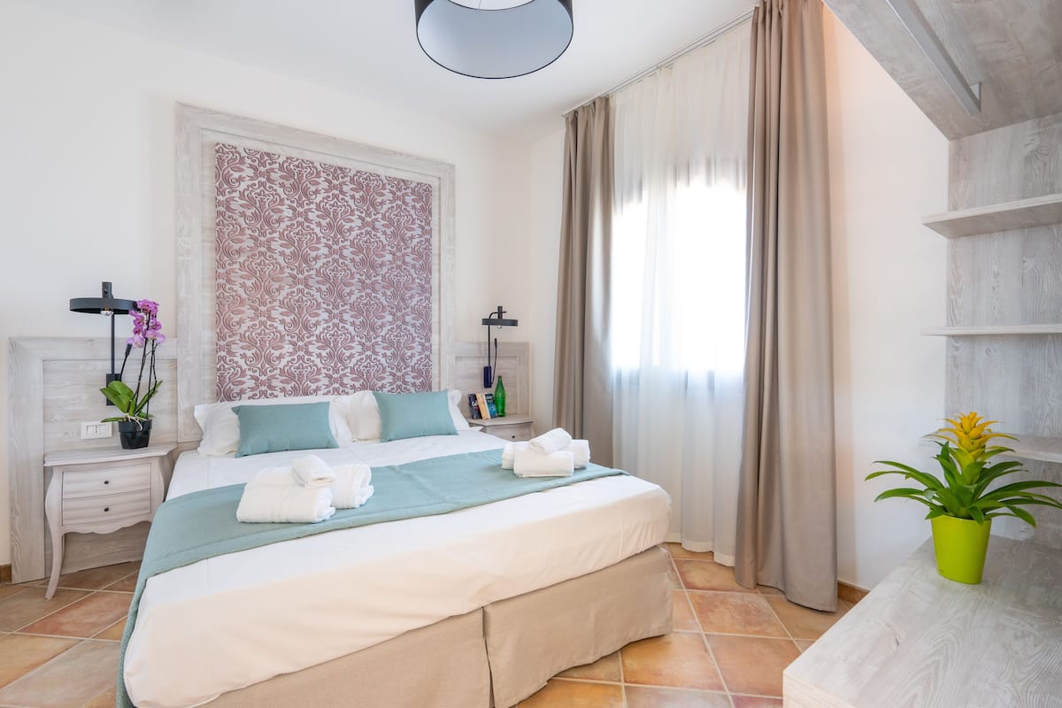 1 habitación, caja de seguridad en la habitación y escritorio