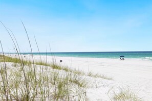 På stranden
