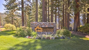 A stone sign with the text "Championship Golf Course" surrounded by a well-maintained lawn and various shrubs. - 3 Mi to Lake Tahoe: Quiet Incline Village Cabin! (Incline Village)
