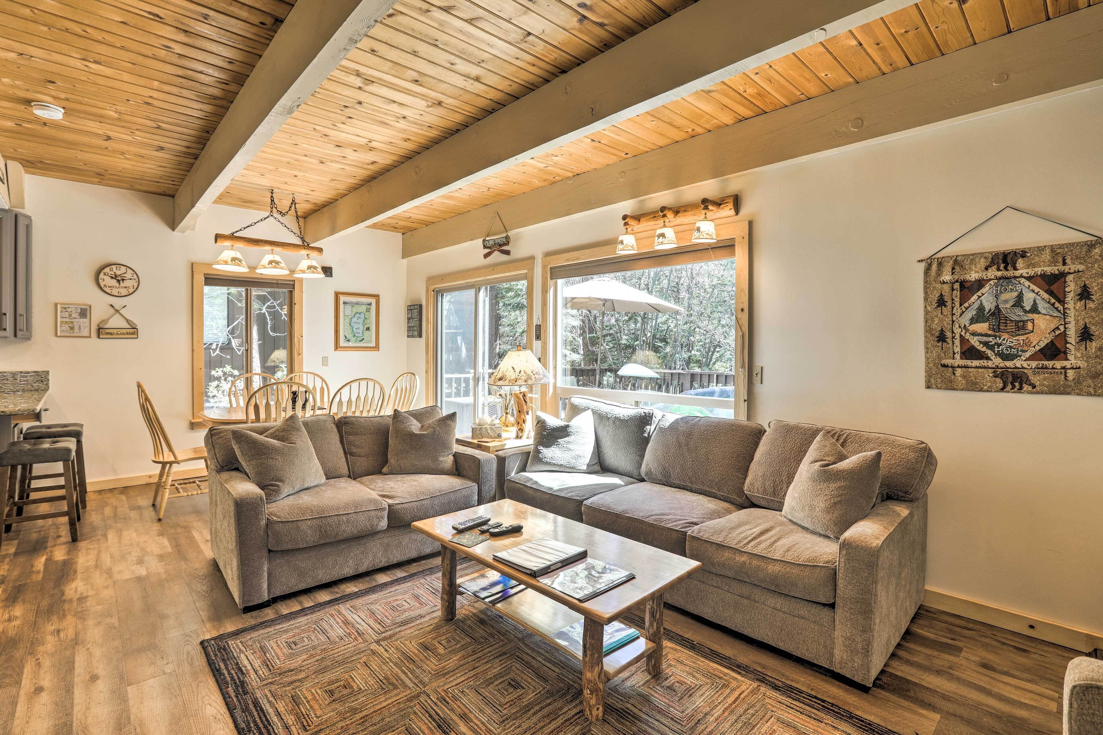 Un salon chaleureux avec deux canapés, une table basse et un plancher en bois.