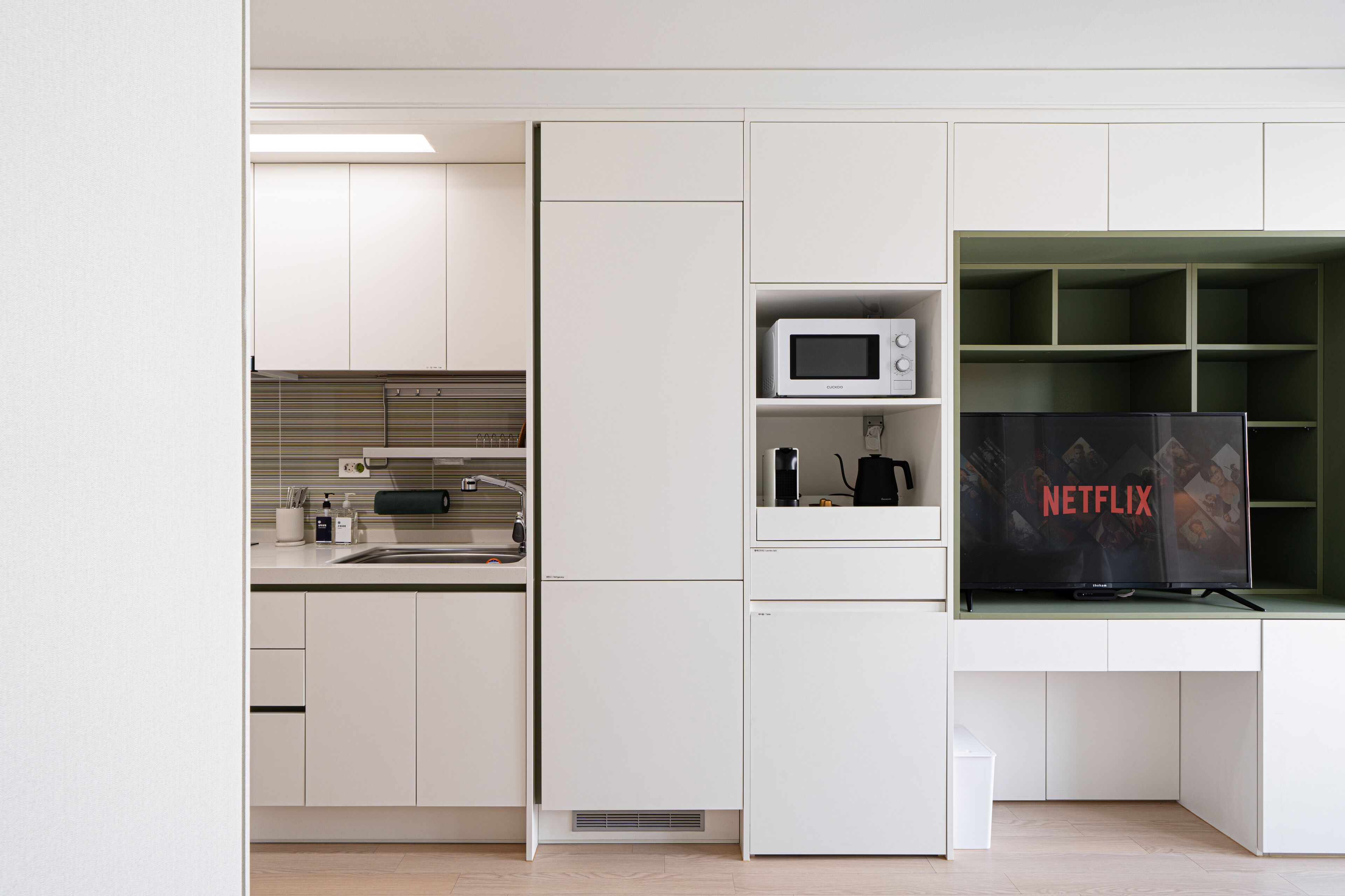 Refrigerador, microondas, cafetera y tetera y utensilios de cocina 