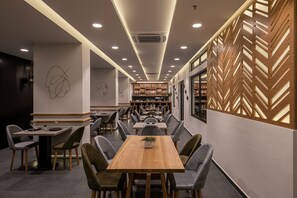 Déjeuner, dîner, souper et brunch servis sur place