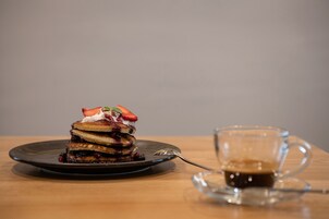 En dessert på en tallrik, med en kopp kaffe bredvid.