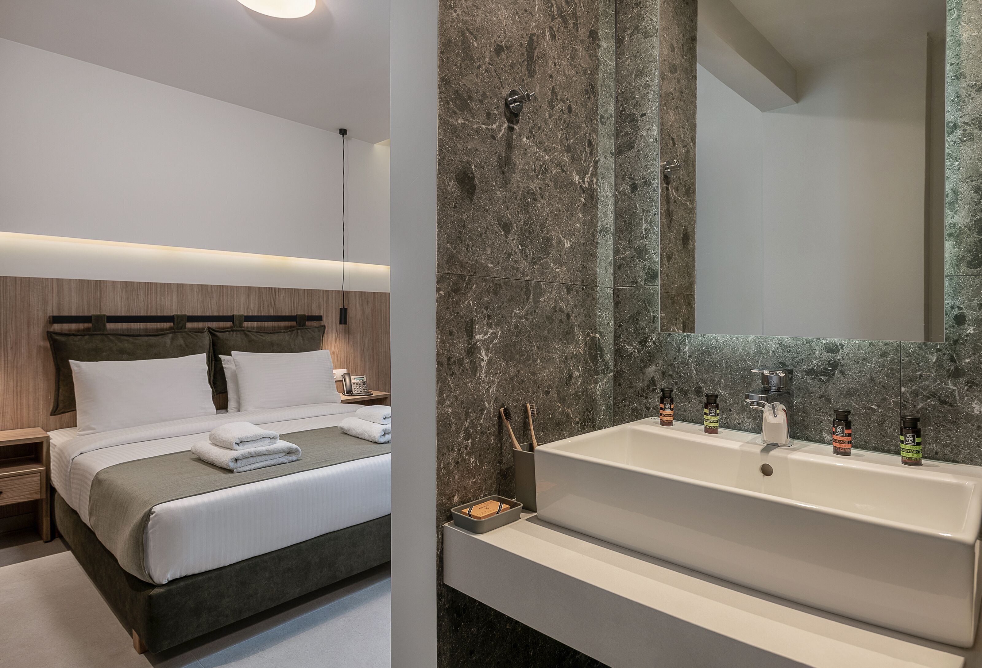 Quarto solteiro conforto | Frigobar, cofres nos quartos, escrivaninha, cortinas blackout