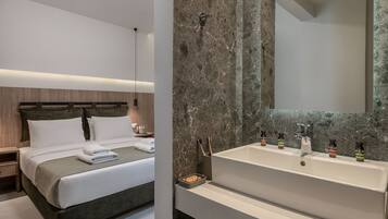 Comfort Single Room | Minibar, in-room safe, desk, blackout drapes