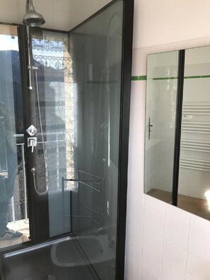 Een douche, een haardroger, handdoeken, zeep