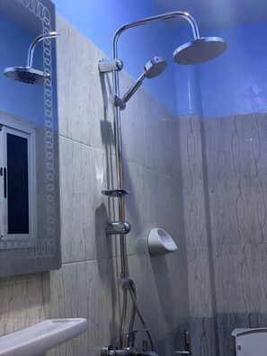 Apartment | Bathroom | Shower, hair dryer, towels, shampoo