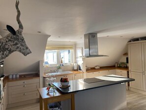 Fridge, microwave, oven, stovetop - Lovely Large Modern Apartment Near Canterbury (Barham)