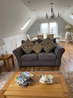 TV, DVD player - Lovely Large Modern Apartment Near Canterbury (Barham)