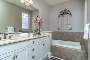 Combined shower/bathtub, hair dryer, towels, shampoo