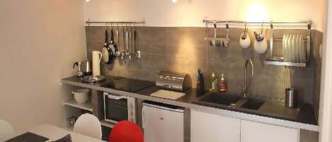 Réfrigérateur, micro-ondes, four, plaque de cuisson