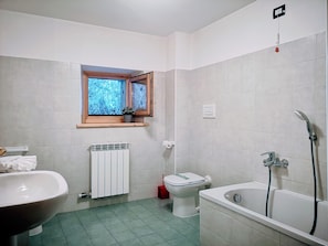 Family Apartment (Civetta 13) | Bathroom | Shower, rainfall showerhead, hair dryer, bidet