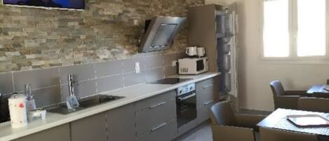 Køleskab, mikrobølgeovn, ovn, kogeplade