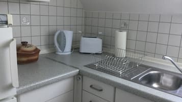 Køleskab, mikrobølgeovn, ovn, kogeplade