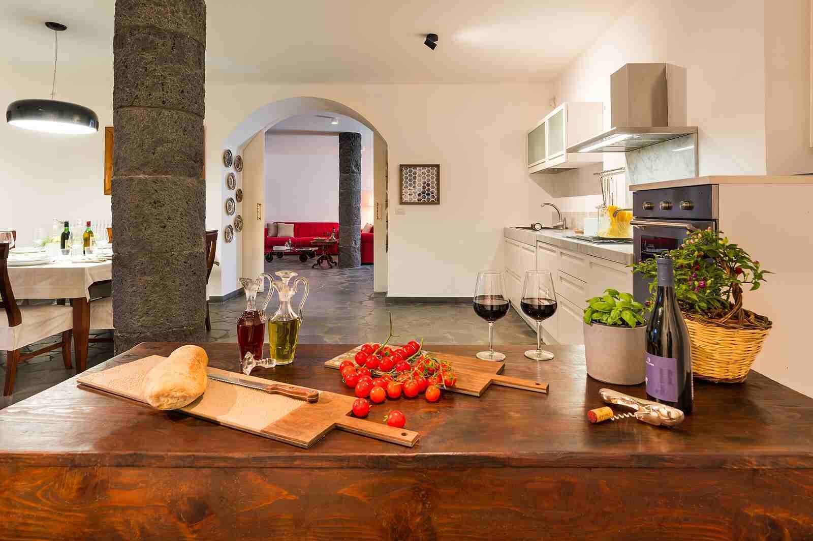 Jääkaappi, mikroaaltouuni, uuni, astianpesukone