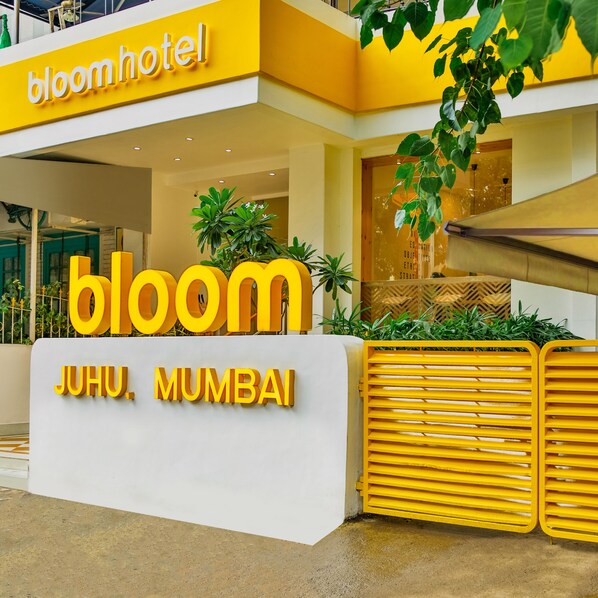 Property entrance - Bloom Hotel Juhu (Mumbai)