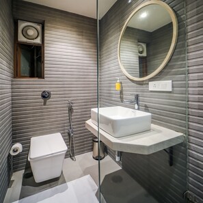 Standard-Doppelzimmer | Badezimmer | Dusche, kostenlose Toilettenartikel, Handtücher