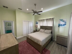 3 عدّة غرف نوم وخزنة داخل الغرفة ومكتب ومكواة/لوح كي