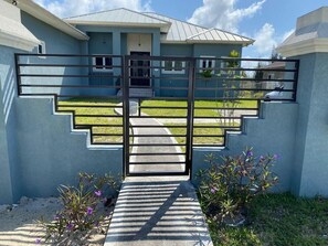 Property grounds - Beautiful Villa in Lucaya, Freeport Bahamas (Freeport)