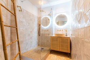 Dusche, Haartrockner, Handtücher, Toilettenpapier