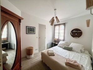 3 bedrooms, in-room safe, iron/ironing board, travel cot